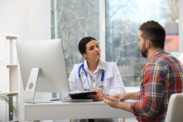 Man Heeft Een Afspraak Met Neuroloog Kliniek — Stockfoto