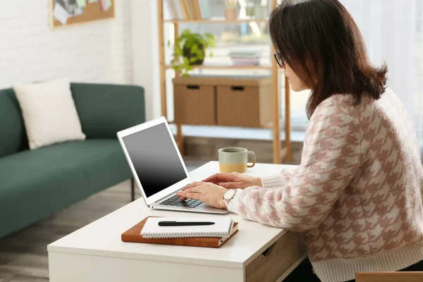 Woman Modern Laptop Learning Home — 스톡 사진