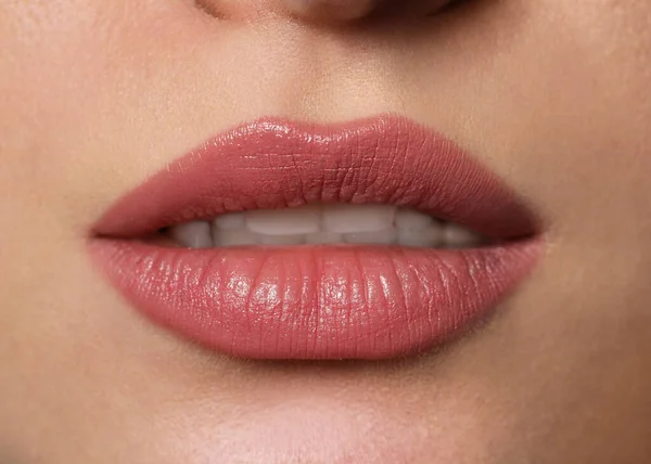 Mujer Joven Con Hermosos Labios Regordetes Primer Plano — Foto de Stock