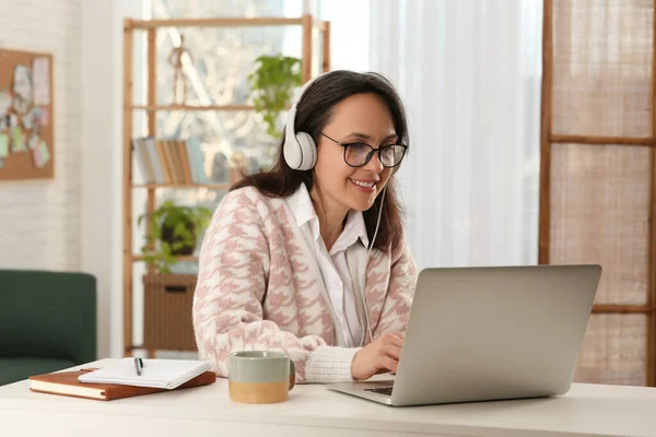 Mujer Con Laptop Moderno Auriculares Aprendiendo Casa — Foto de Stock