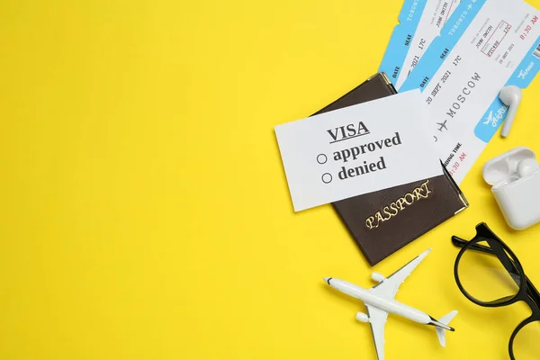 Επίπεδη Σύνθεση Lay Διαβατήριο Παιχνίδι Αεροπλάνο Και Εισιτήρια Κίτρινο Φόντο — Φωτογραφία Αρχείου