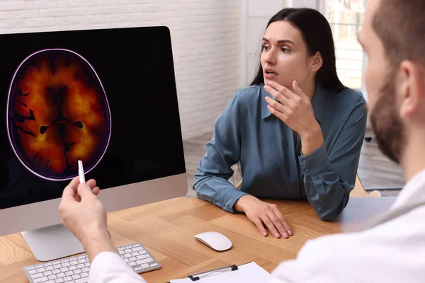 Невролог Показывает Сканирование Мозга Молодой Женщине Клинике — стоковое фото