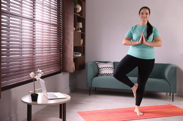 Kilolu Kadın Evde Yoga Yapıyor Mesaj Için Yer Var — Stok fotoğraf