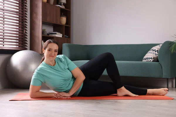 Evde Yoga Minderinde Şişman Bir Kadın Var — Stok fotoğraf