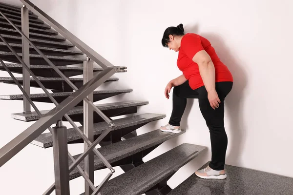 Lelah Kelebihan Berat Badan Wanita Dewasa Berjalan Atas Dalam Ruangan — Stok Foto