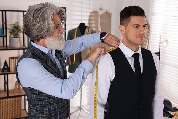 Professional Tailor Measuring Shoulder Seam Length Client Vest Atelier —  Fotos de Stock