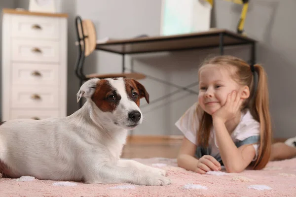 Menina Bonito Com Seu Cão Chão Casa Animal Estimação Infância — Fotografia de Stock