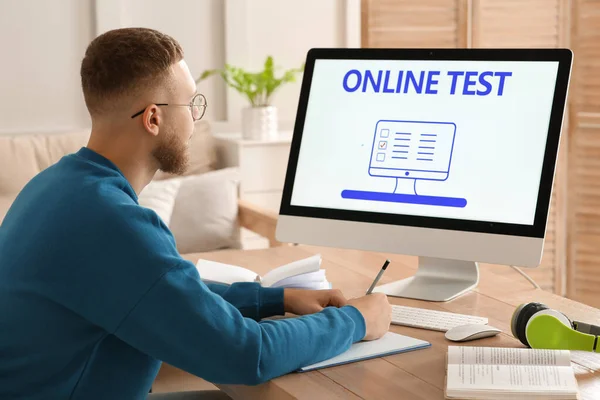 Man Neemt Online Test Computer Aan Balie Binnen — Stockfoto