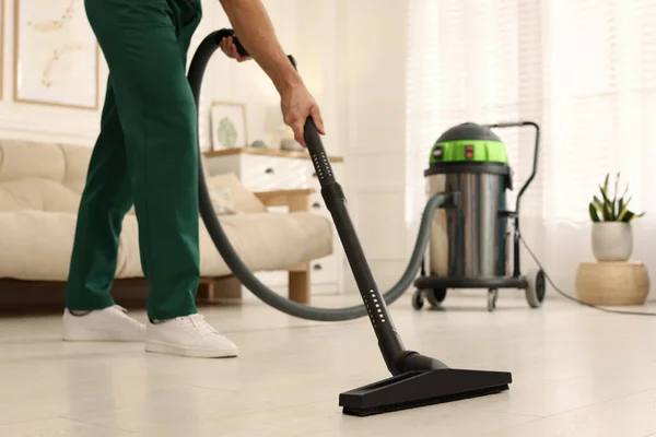 Professional Janitor Vacuuming Floor Living Room Closeup — Foto de Stock