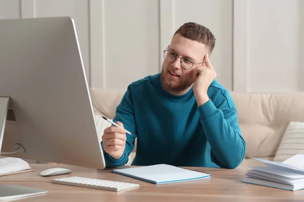 Çevrimiçi Test Evde Bilgisayarla Çalışan Bir Adam — Stok fotoğraf
