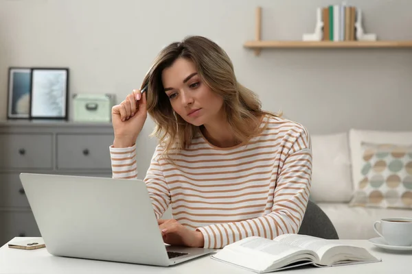 Online Test Vrouw Studeert Thuis Met Laptop — Stockfoto