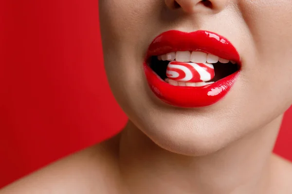 Closeup Άποψη Της Γυναίκας Όμορφα Χείλη Τρώει Καραμέλα Κόκκινο Φόντο — Φωτογραφία Αρχείου