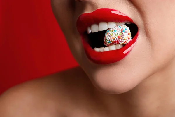 Closeup View Woman Beautiful Lips Eating Candy Red Background Space — Fotografia de Stock