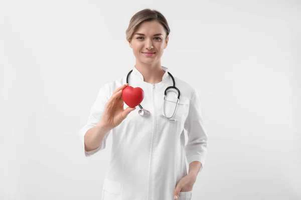 Doctor Con Estetoscopio Corazón Rojo Sobre Fondo Blanco Concepto Cardiología — Foto de Stock