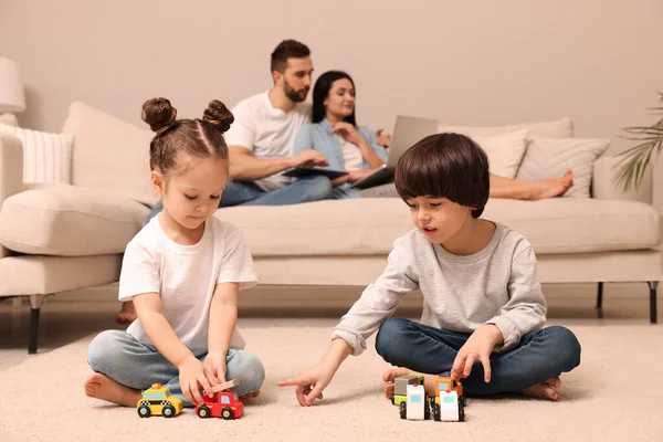 Cute Children Playing Toys While Parents Using Gadgets Sofa Living — Stock Photo, Image