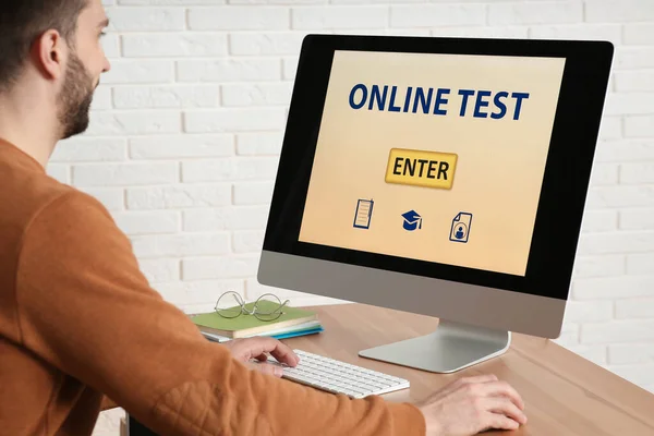 Man Neemt Online Test Computer Aan Balie Binnen — Stockfoto