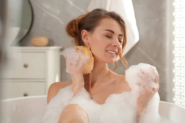 Hermosa Mujer Con Esponja Tomando Baño Interior — Foto de Stock