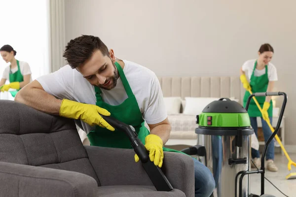 Profissional Zelador Uniforme Aspirando Poltrona Dentro Casa — Fotografia de Stock