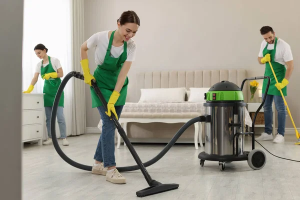 Team Professional Janitors Working Bedroom — Stock Photo, Image