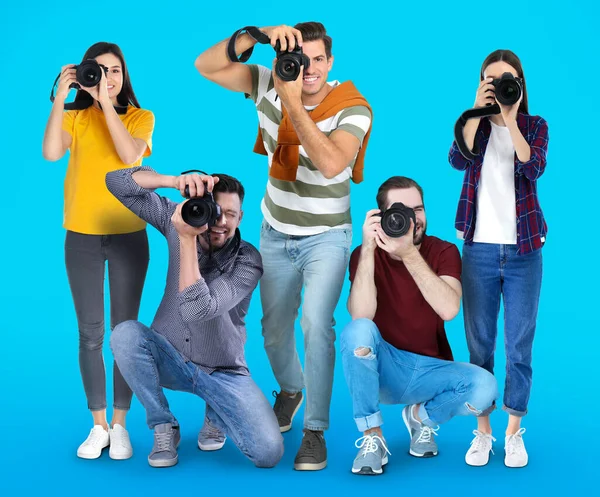 Grupo Fotógrafos Profesionales Con Cámaras Sobre Fondo Turquesa — Foto de Stock