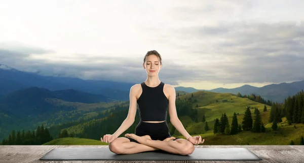 Femeia Tânără Care Practică Yoga Suprafața Lemn Împotriva Peisajului Montan — Fotografie, imagine de stoc