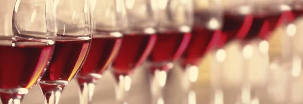 Okulary Smacznym Czerwonym Winem Widok Bliska Projekt Banera — Zdjęcie stockowe