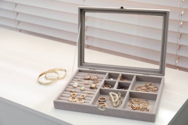 Beyaz masa üzerinde güzel bijouterie bulunan zarif mücevher kutusu.