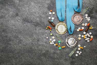Düz kompozisyon ve gri masa üzerinde uyuşturucular, metin için boşluk. Doping kontrolü