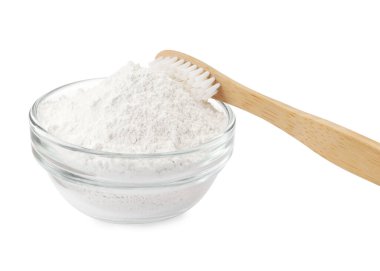 Cam kase beyaz arka planda diş pudrası ve fırça.