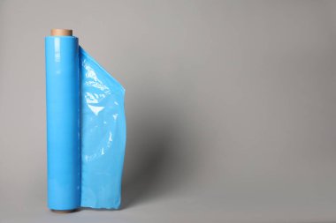 Gri arkaplanda turkuaz germe ambalajı. Metin için boşluk