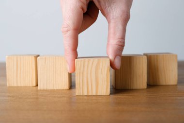 Boş küpleri ahşap masaya dizen bir kadın. Arka planda ışığa karşı, yakın plan. Metin için boşluk