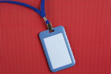 Kırmızı arka planda boş rozet, üst manzara. Tasarım için model