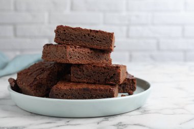 Lezzetli çikolatalı kekler beyaz mermer masada.