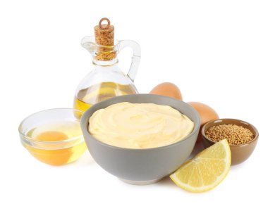 Taze mayonez ve beyaz arka planda malzemeleri olan bir kase.