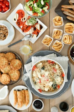 Farklı lezzetli yemekleri olan kahvaltı masası, düz uzanma.