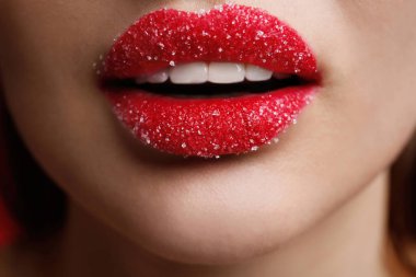 Dudakları şekerle kaplı bir kadının yakın görüntüsü