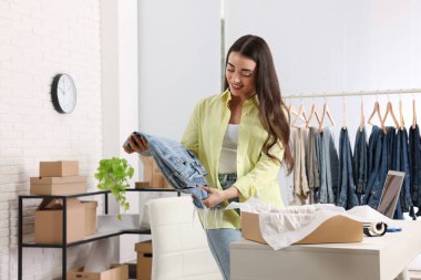 İş yerinde kot pantolon satan biri. Çevrimiçi mağaza