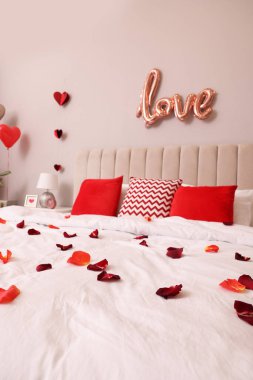 Sevgililer Günü için süslü yatak odası. İç tasarım