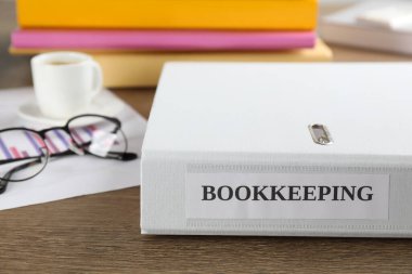 Muhasebe klasörü ofisteki masanın üstünde, kapat