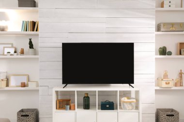 Şık dekorlar ve modern televizyonlarla dolu rahat bir oda.