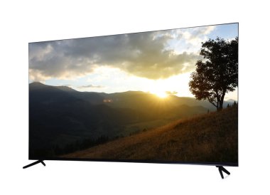 Modern geniş ekran TV monitörü beyaz üzerinde izole edilmiş güzel dağ manzarasını gösteriyor