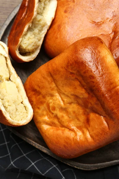 Köstliche Gebackene Pasteten Mit Kartoffeln Auf Holztisch Draufsicht — Stockfoto