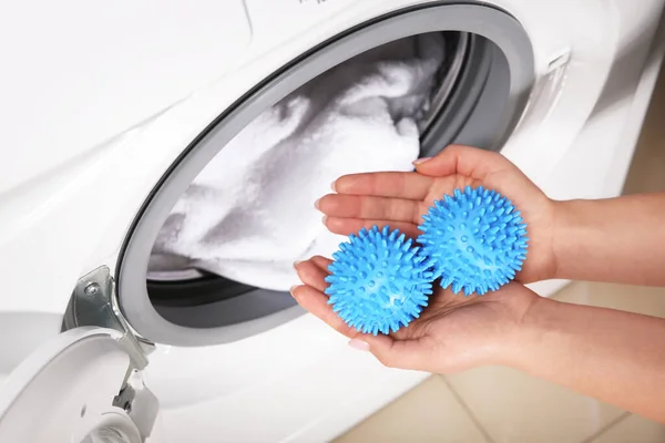 Γυναίκα Βάζοντας Μπλε Μπάλες Στεγνωτήριο Στο Πλυντήριο Πάνω Από Την — Φωτογραφία Αρχείου