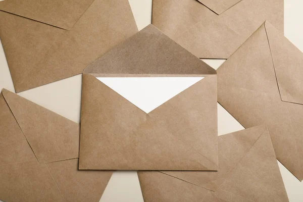 Muitos Envelopes Papel Marrom Sobre Fundo Bege Flat Lay — Fotografia de Stock