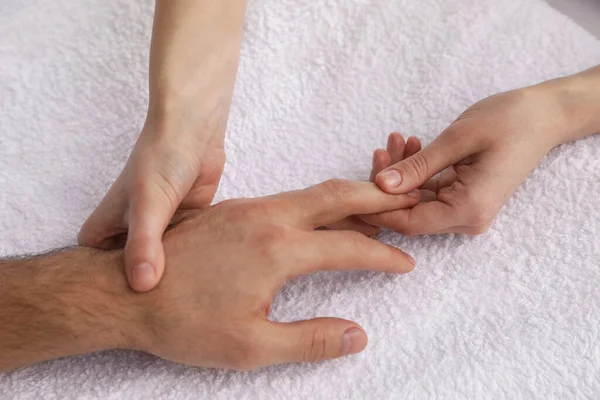 Man Ontvangt Handmassage Zachte Handdoek Close — Stockfoto