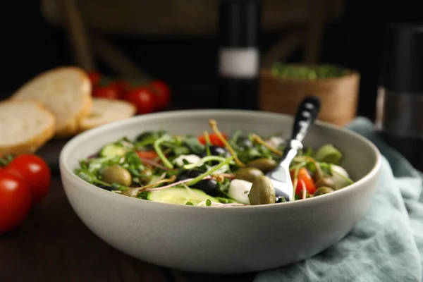 Frischer Salat Mit Gemüse Kapern Und Mozzarella Schüssel Nahaufnahme — Stockfoto