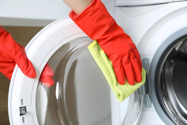 Mulher Limpeza Máquina Lavar Roupa Com Pano Dentro Casa Close — Fotografia de Stock
