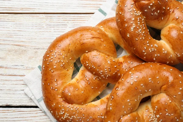 Leckere Brezeln Mit Sesam Auf Weißem Holztisch Nahaufnahme — Stockfoto