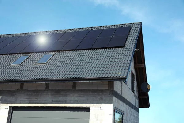 屋顶上安装太阳能电池板的房子 替代能源 — 图库照片