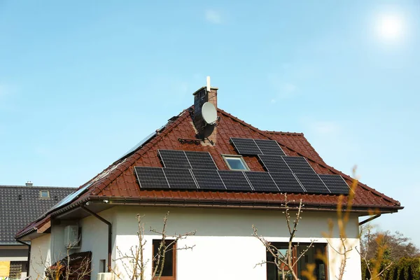 Casa Com Painéis Solares Instalados Telhado Energia Alternativa — Fotografia de Stock